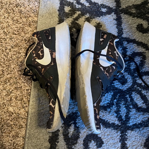 Nike Women’s Desert Print Running Shoe - Picture 3 of 4